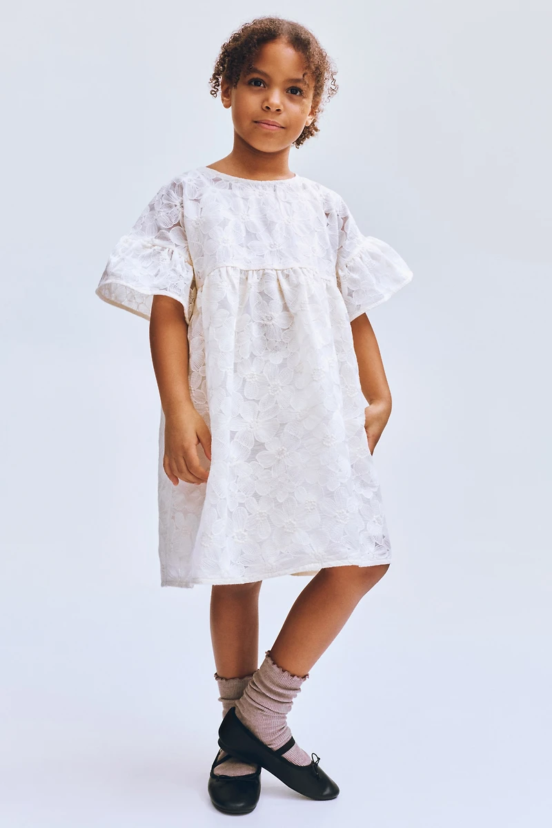 Robe à manches volantées avec broderies