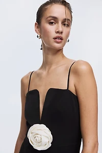 Robe avec rose appliquée