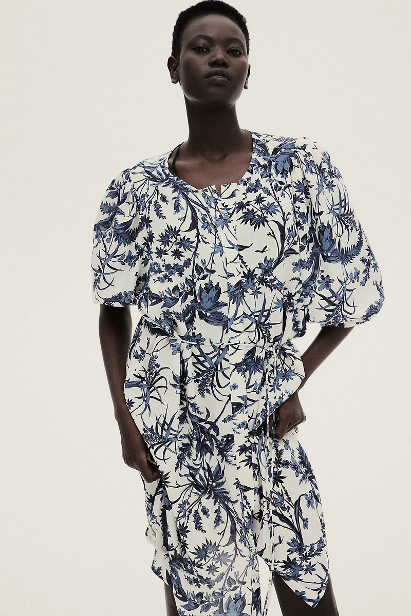 Robe à manches bouffantes