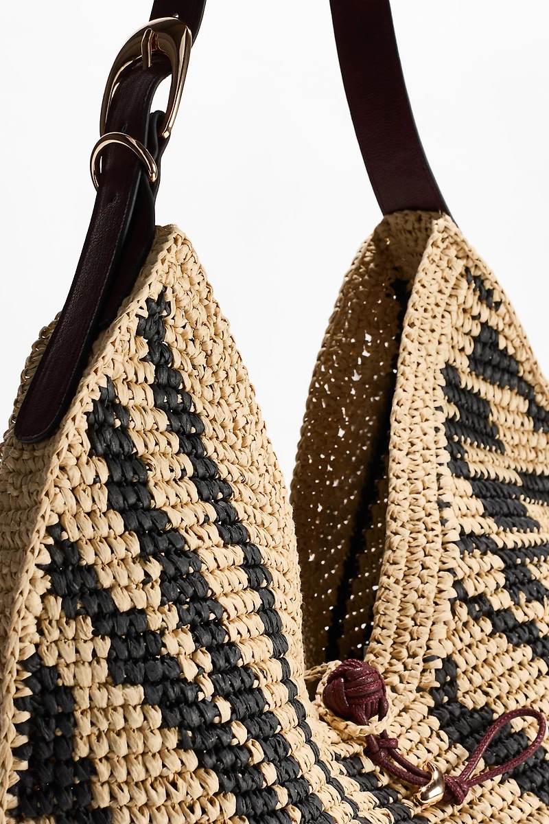 Sac en paille porté à l'épaule