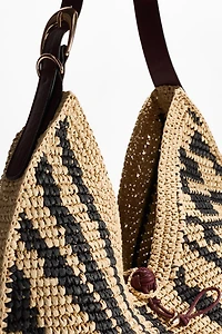 Sac en paille porté à l'épaule