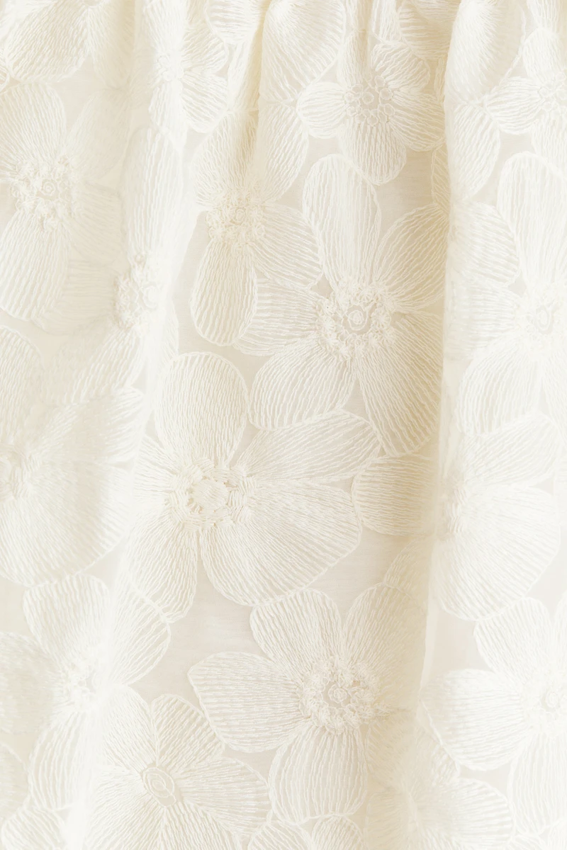 Robe à manches volantées avec broderies