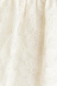 Robe à manches volantées avec broderies