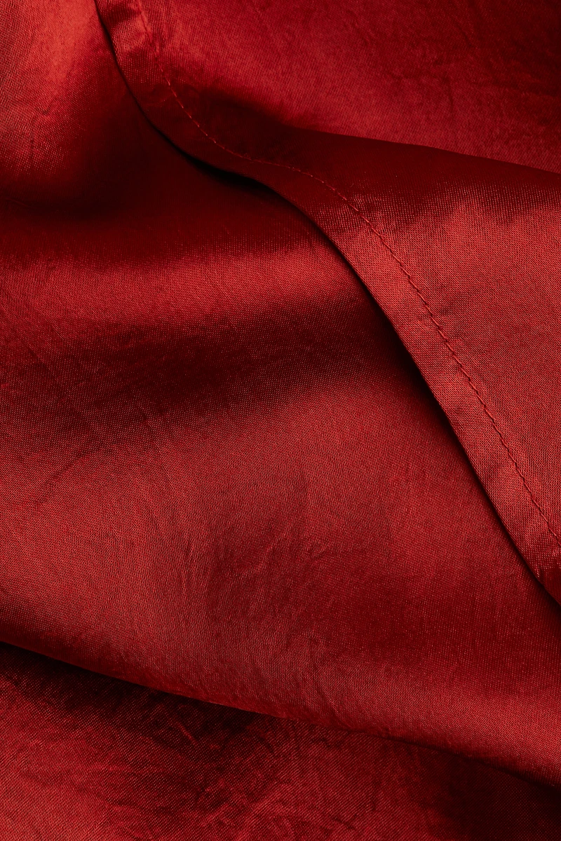 Robe en satin à épaulettes