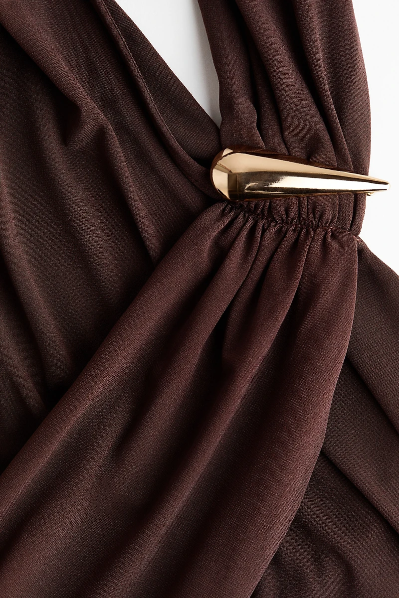 Haut dos nu avec détail en métal