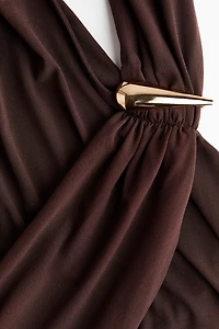 Haut dos nu avec détail en métal