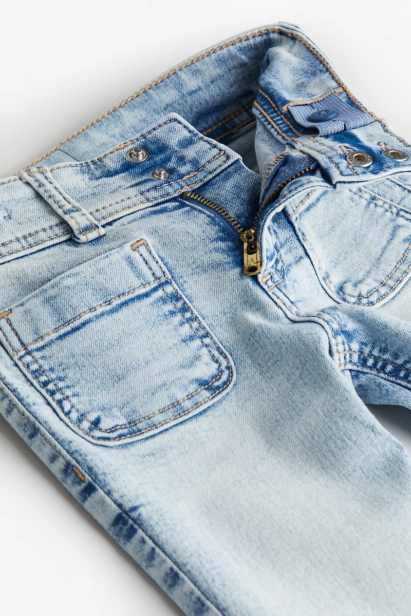 Jean très extensible à jambes évasées