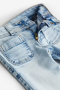 Jean très extensible à jambes évasées