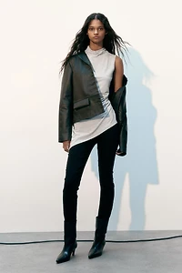 Haut asymétrique avec col cheminée