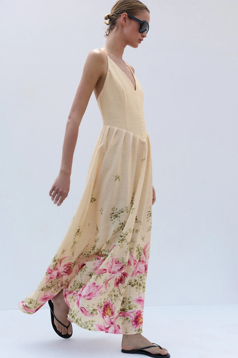 Robe à bretelles fines avec jupe évasée