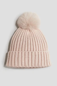 Bonnet en tricot côtelé avec pompon