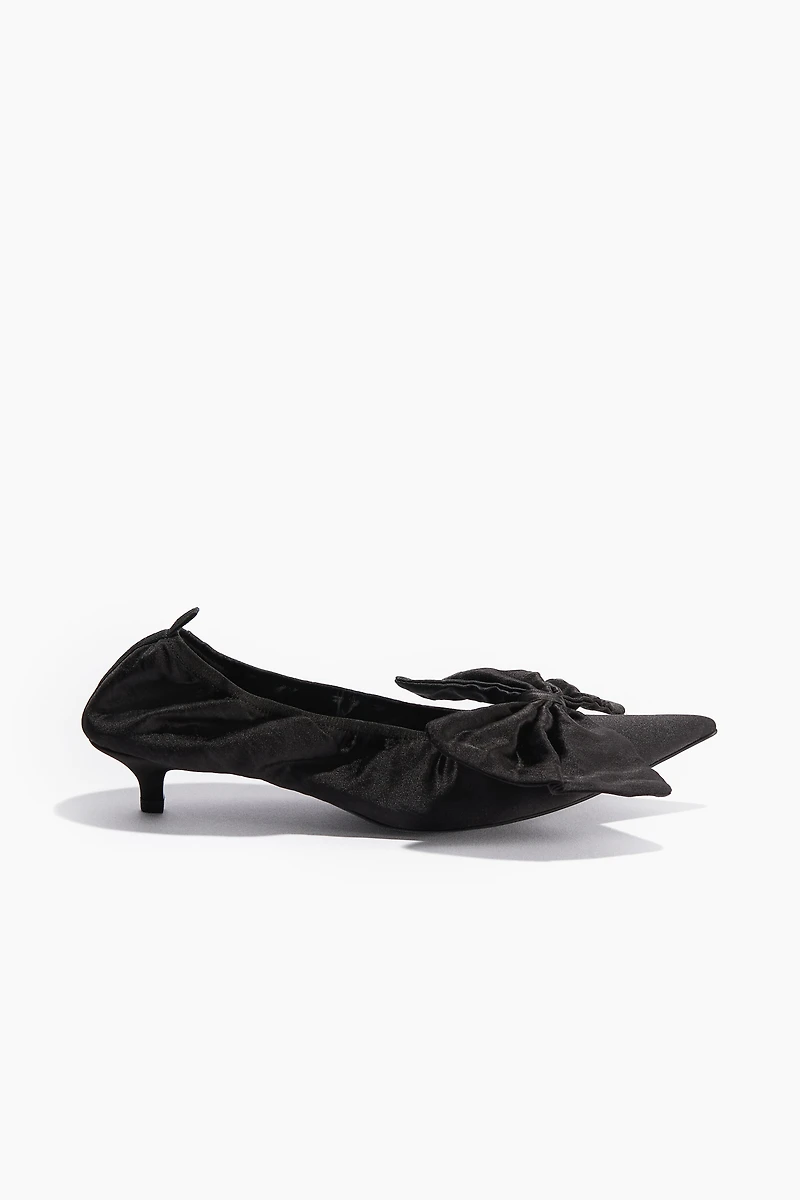 Bow-Detail Pumps