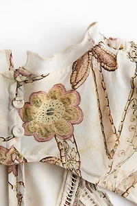 Robe plissée à imprimé fleuri et dos ouvert