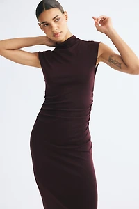 Robe sans manches avec col cheminée