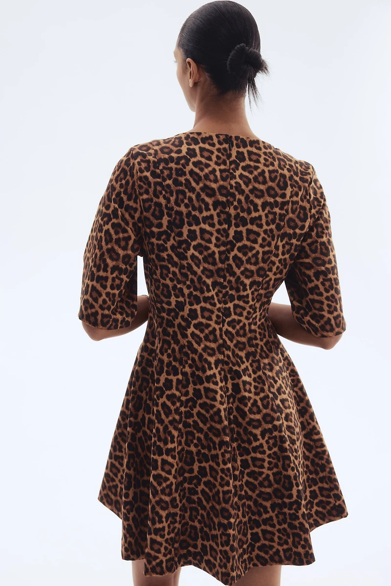 Robe en sergé à taille marquée