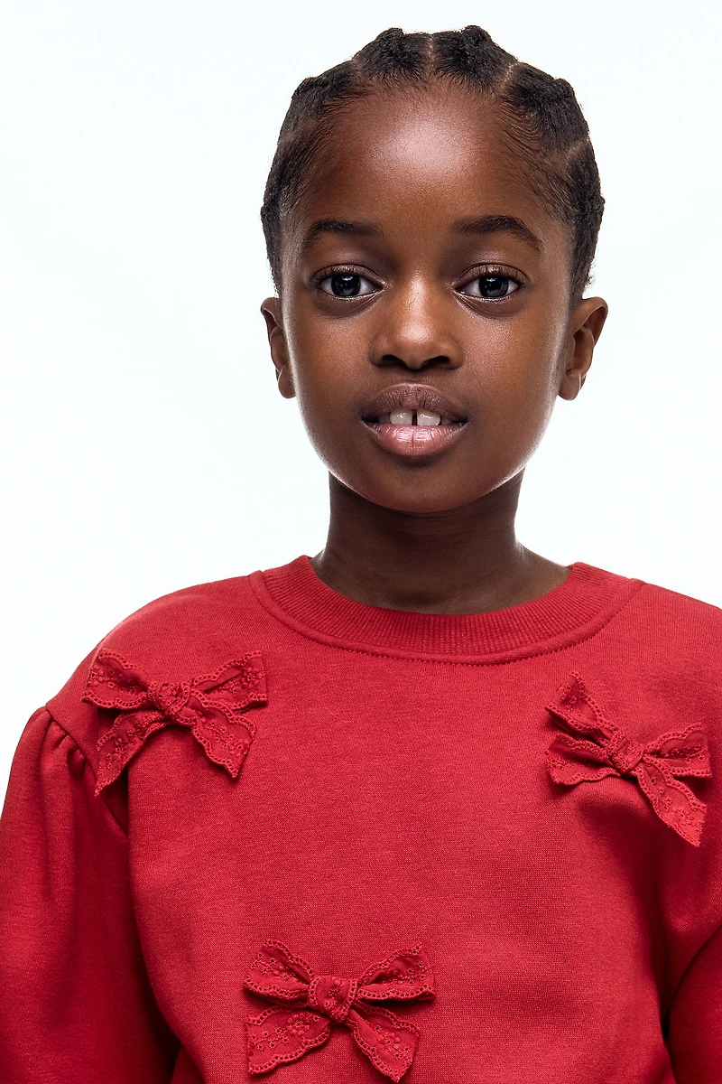 Chandail à l'intérieur brossé avec appliqués