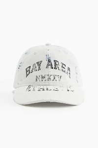 Casquette avec détails fortement usés