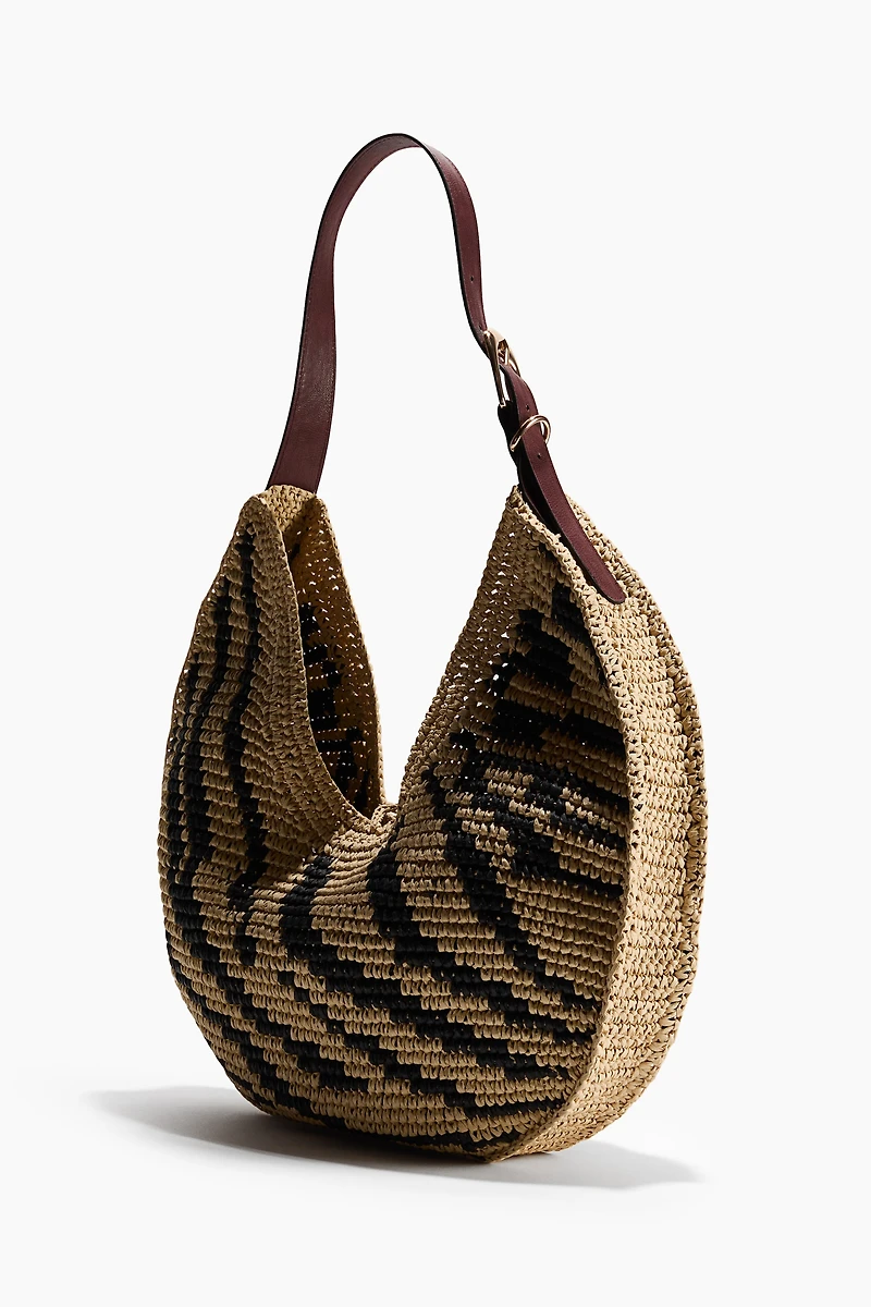 Sac en paille porté à l'épaule
