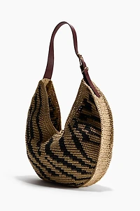 Sac en paille porté à l'épaule