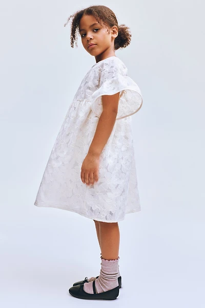 Robe à manches volantées avec broderies