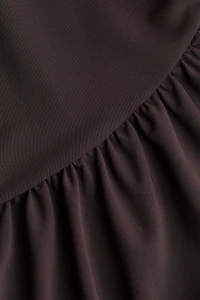 Maillot string à effet drapé