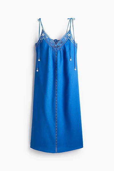 Robe en broderie anglaise avec bretelles à nouer