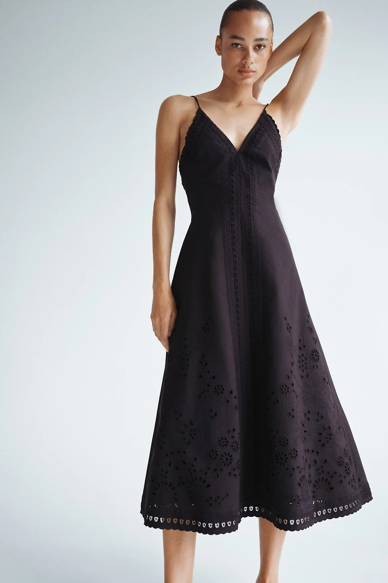Robe à bretelles fines avec broderie anglaise