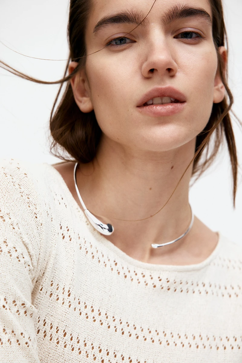 Robe en tricot ajouré avec laçage
