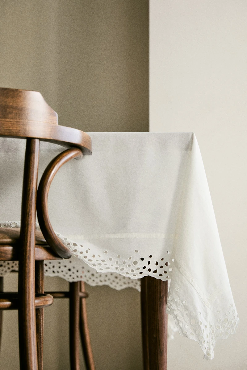 Tablecloth with Eyelet Embroidery
