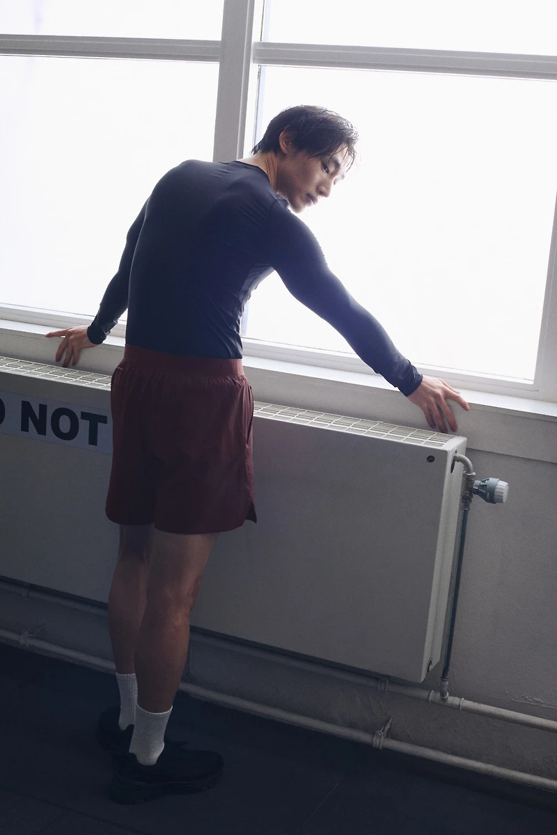 Mid-Length Sports Shorts with DryMove™