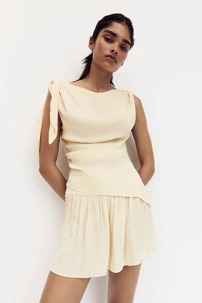 Haut asymétrique avec détail à nouer