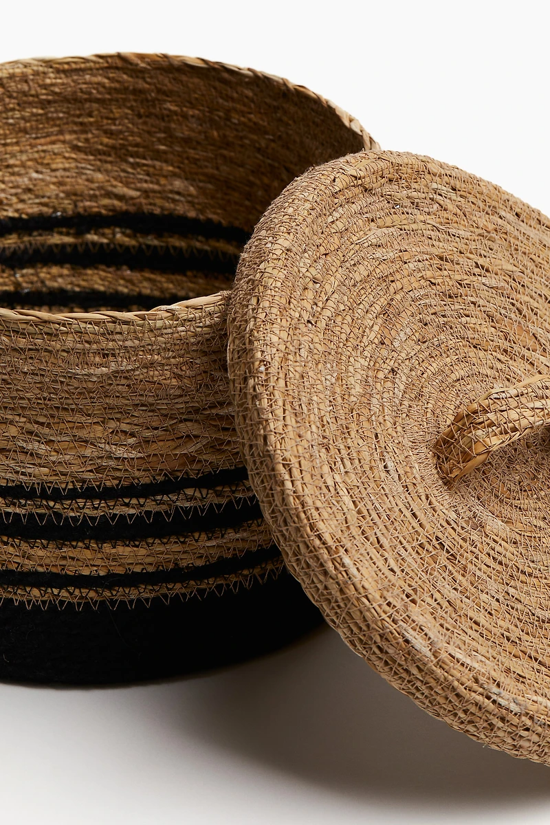 Panier en paille tressée avec couvercle