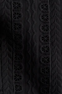 Robe à bretelles fines avec broderie anglaise