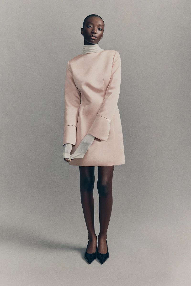 Robe en satin avec dos décolleté