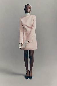 Robe en satin avec dos décolleté