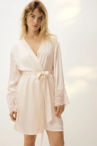 Robe de chambre en satin avec dentelle.