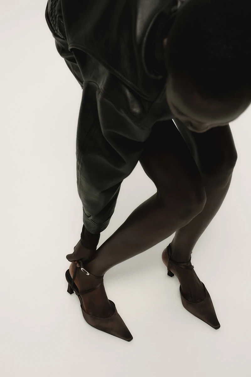 Escarpins à bout pointu en satin