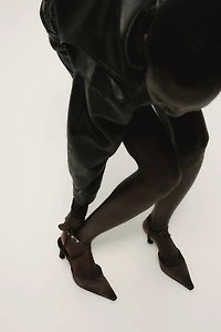 Escarpins à bout pointu en satin