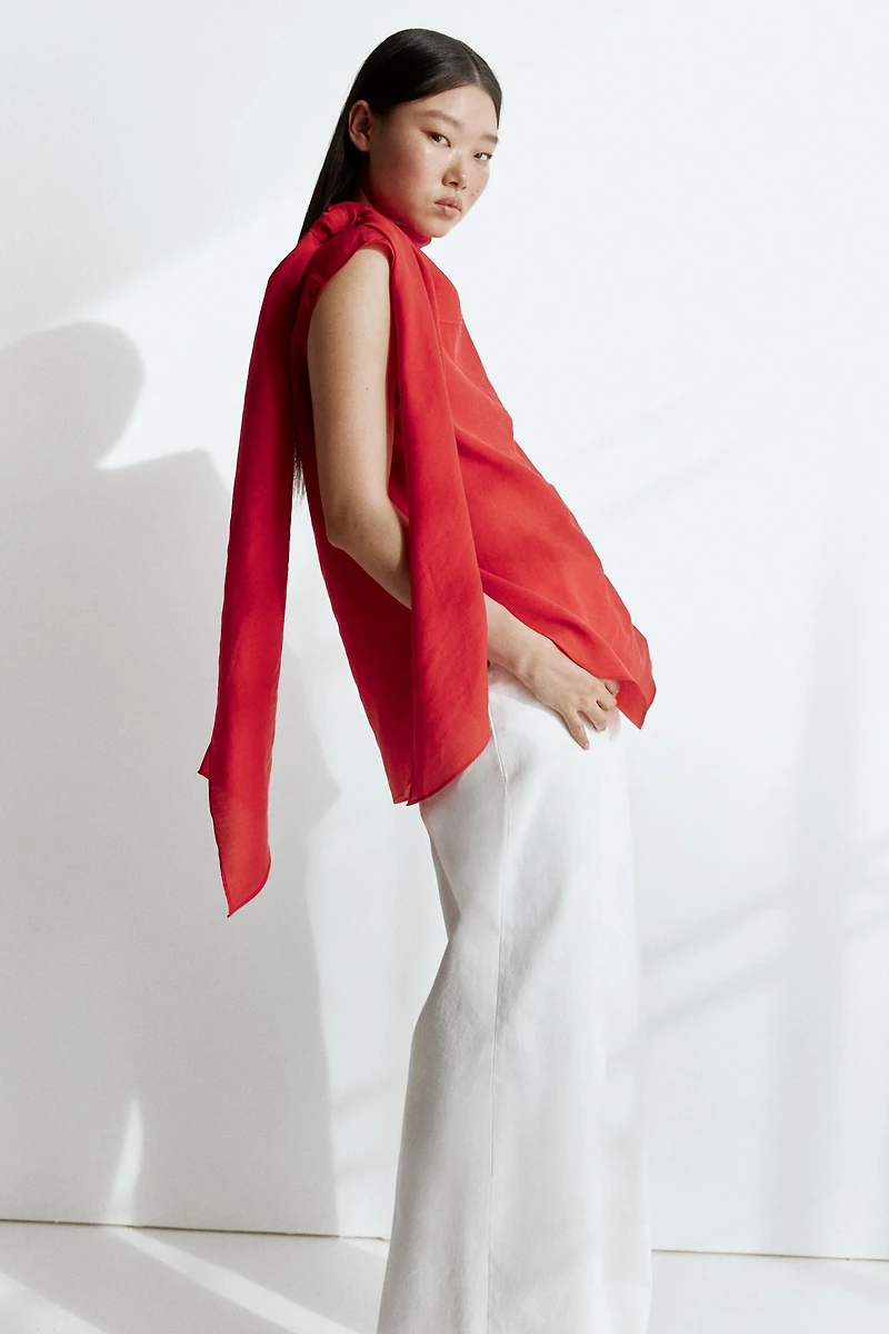 Blouse sans manches avec col écharpe