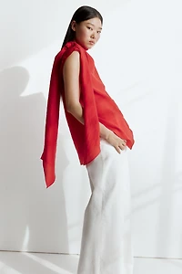 Blouse sans manches avec col écharpe