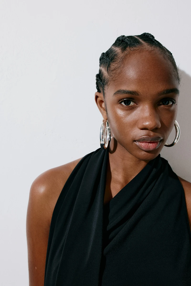 Haut asymétrique avec col écharpe