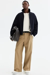 Chemise côtelée à encolure boutonnée près du corps