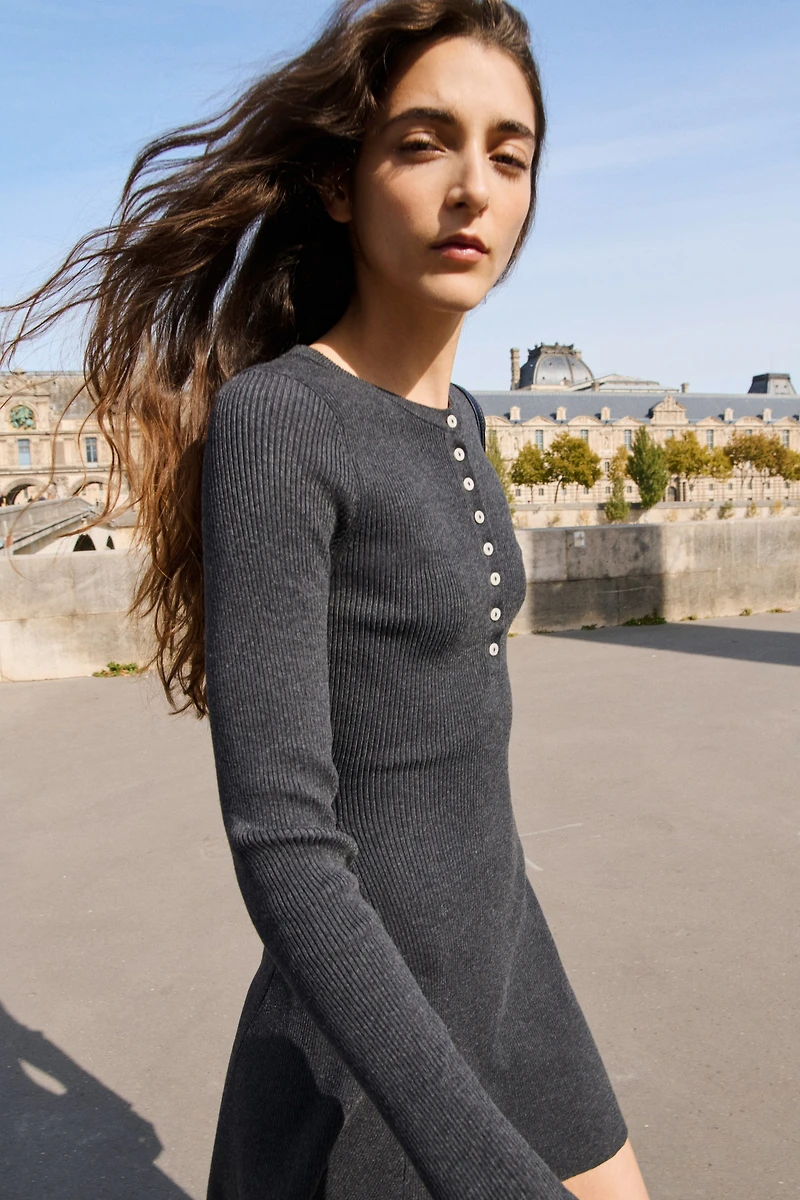 Robe en tricot côtelé avec jupe évasée