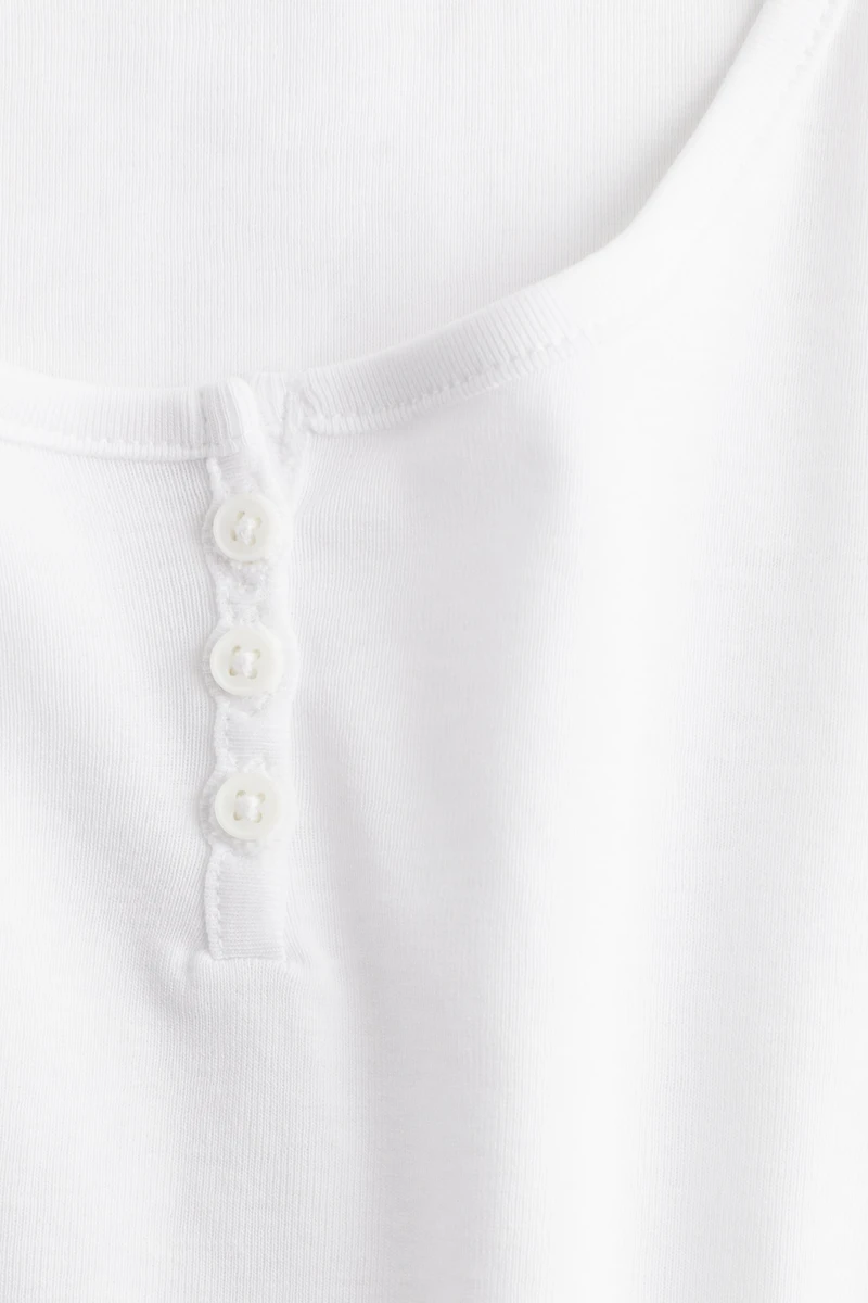 T-shirt avec encolure dégagée à boutons