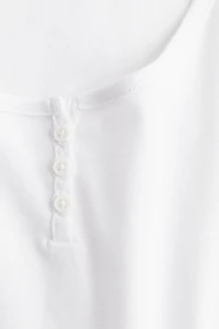 T-shirt avec encolure dégagée à boutons