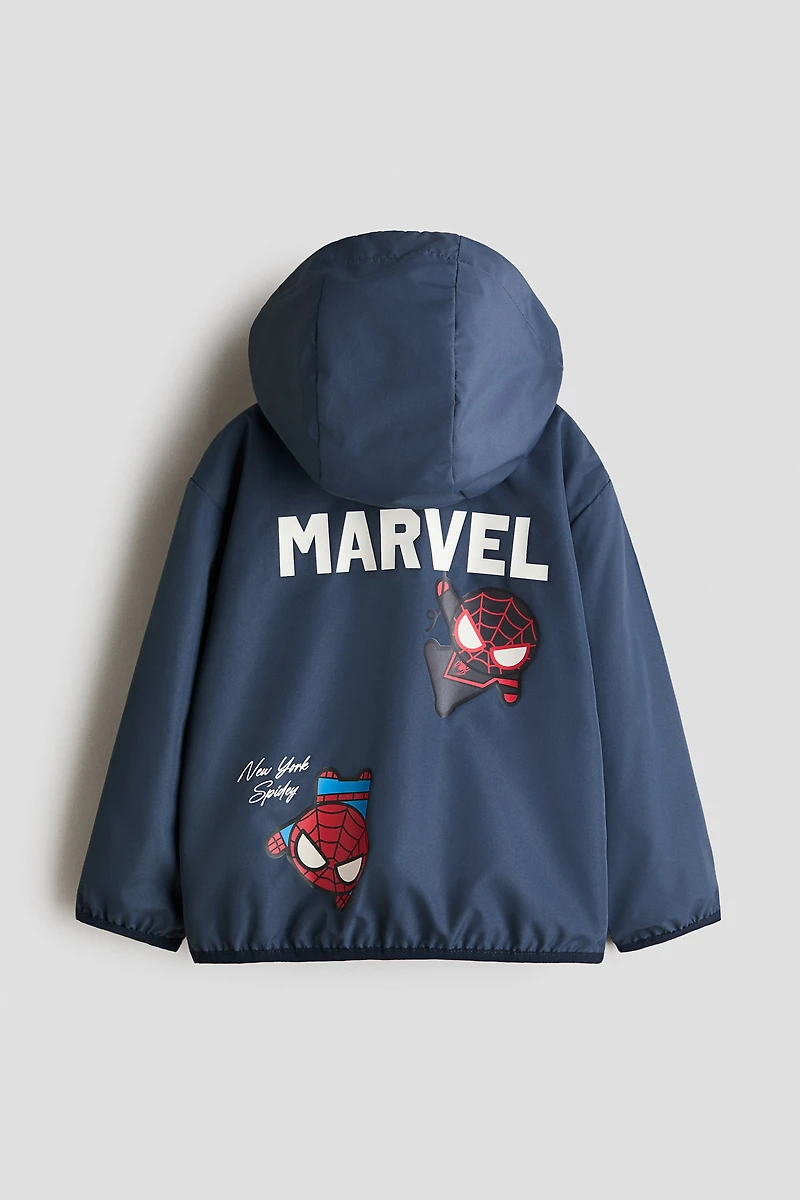 Veste coupe-vent à capuche avec motifs