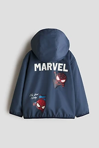 Veste coupe-vent à capuche avec motifs