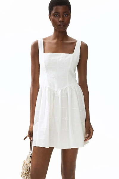 Robe brodée à jupe évasée