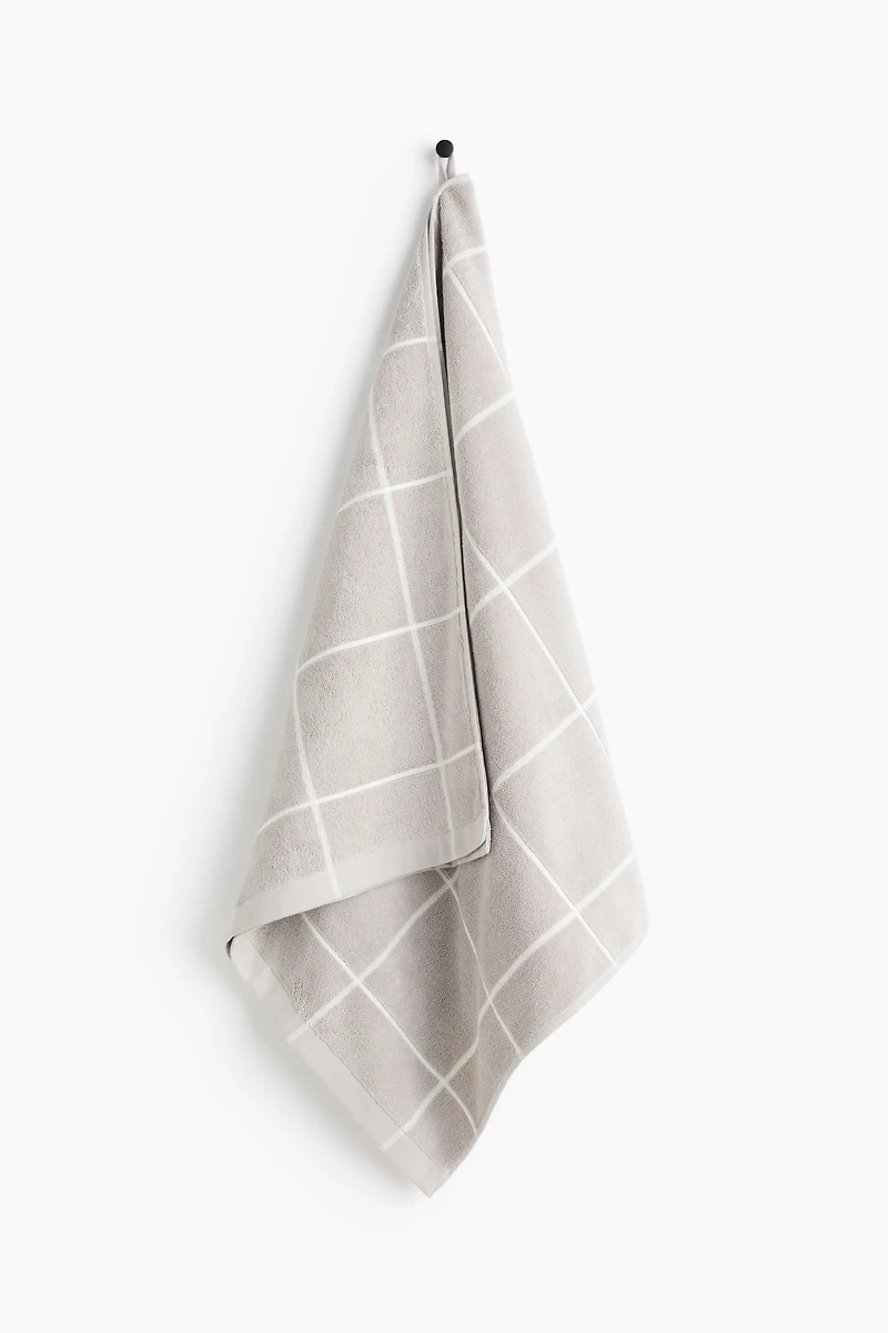 Grid-patterned bath towel