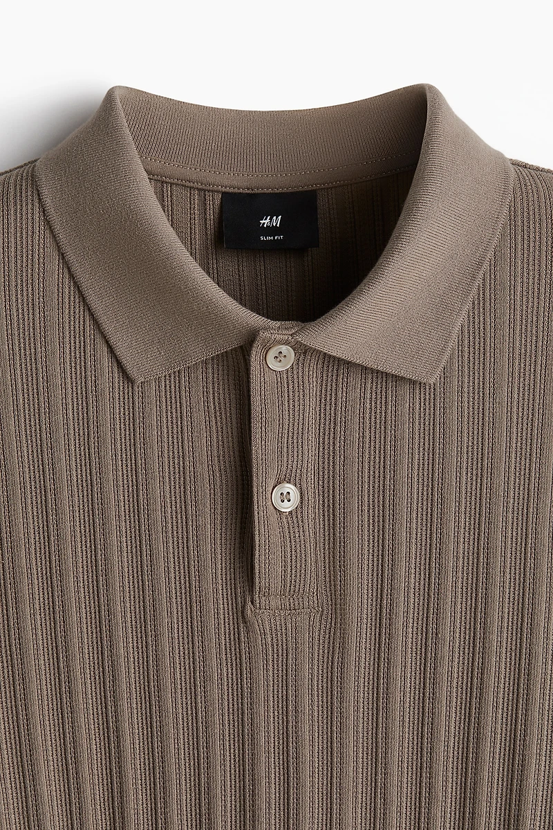 Polo près du corps en jersey texturé